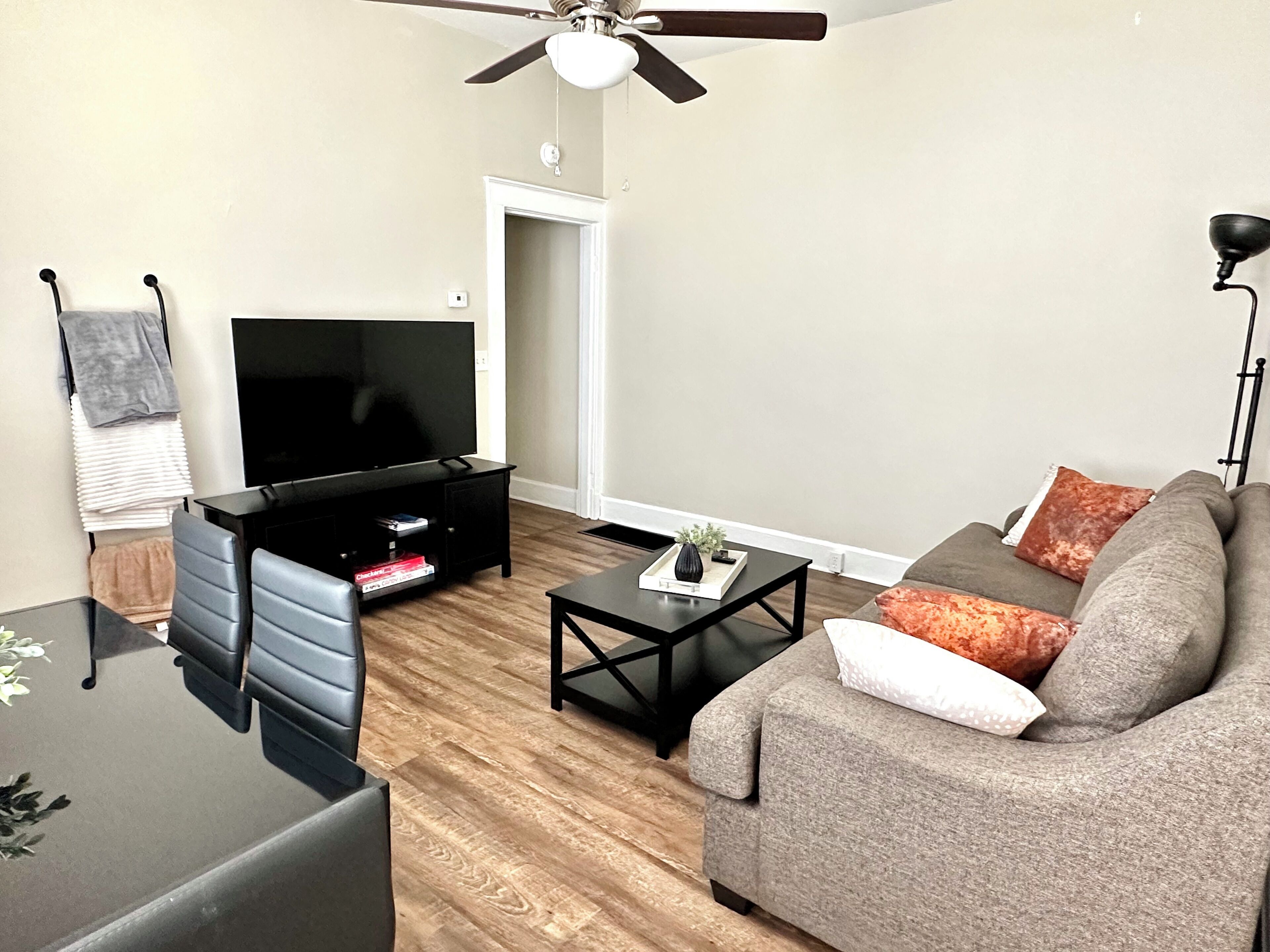 The Harrison C | KING 1BD/1BA Apt near Riverfront