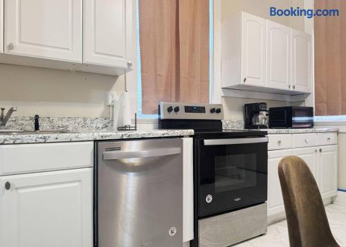 The Harrison C | KING 1BD/1BA Apt near Riverfront
