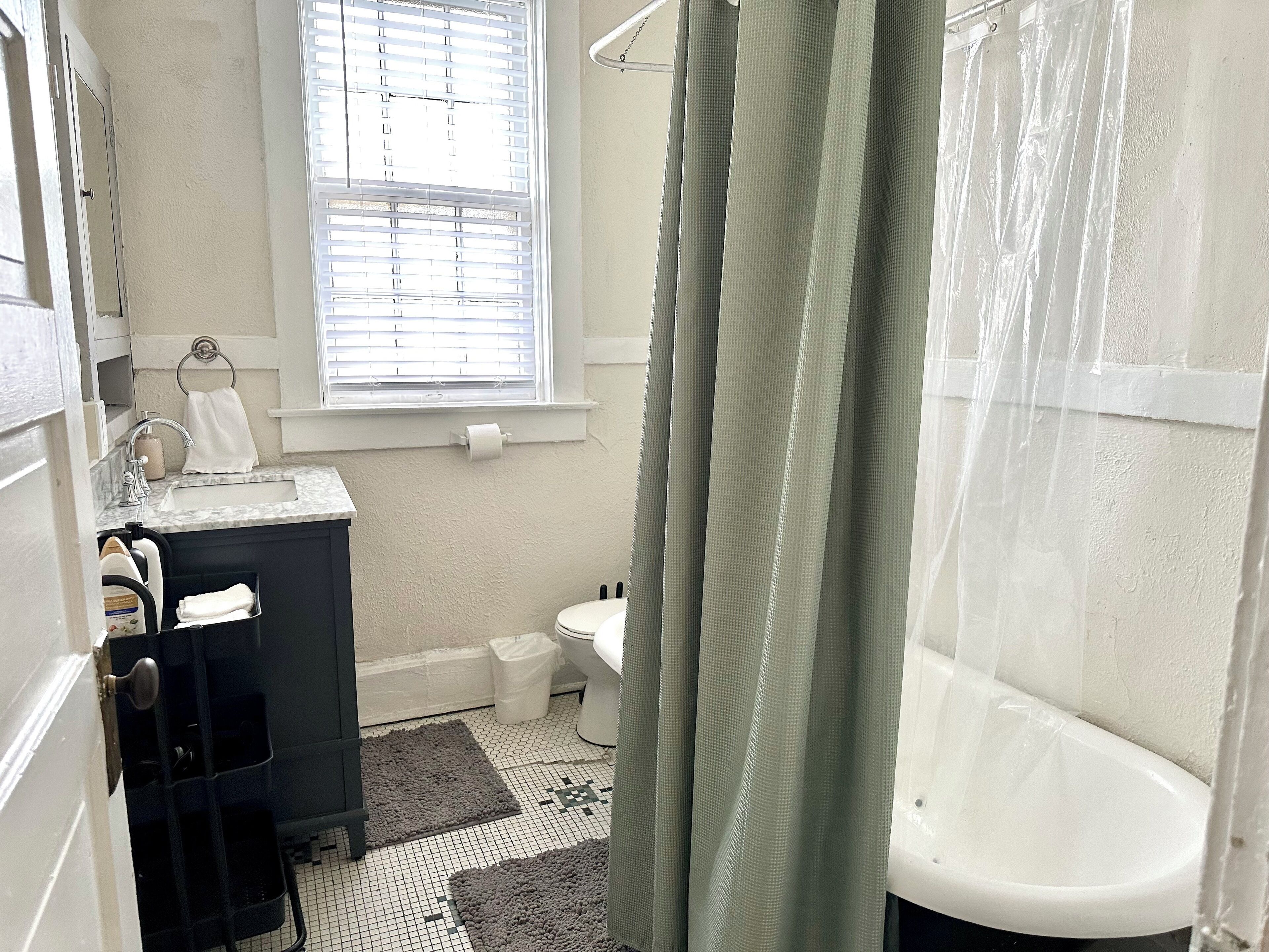 The Harrison C | KING 1BD/1BA Apt near Riverfront
