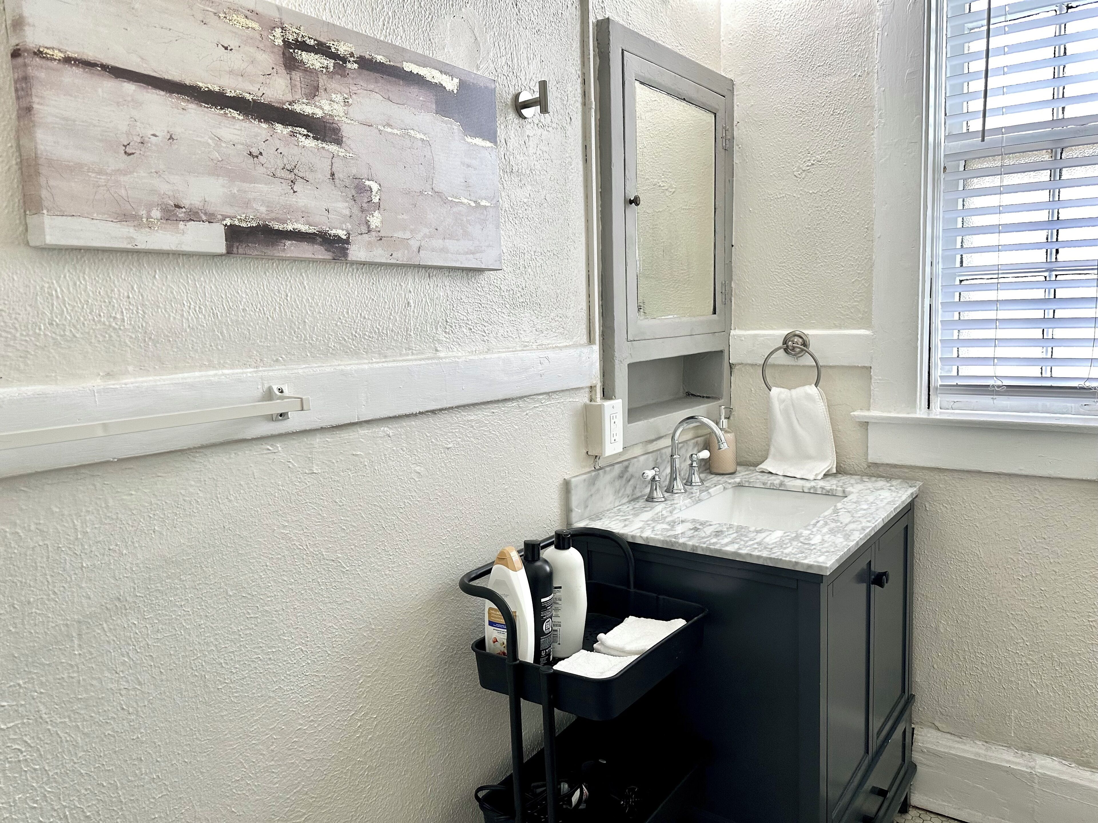 The Harrison C | KING 1BD/1BA Apt near Riverfront