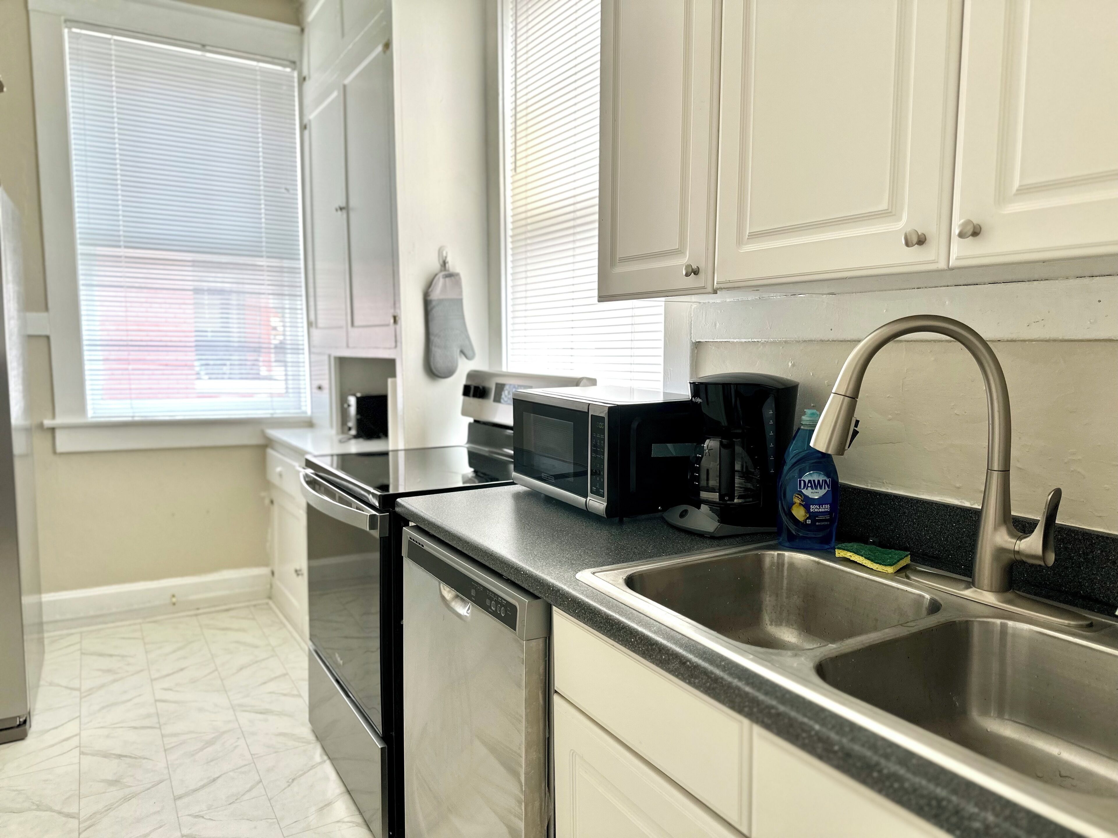 The Harrison C | KING 1BD/1BA Apt near Riverfront