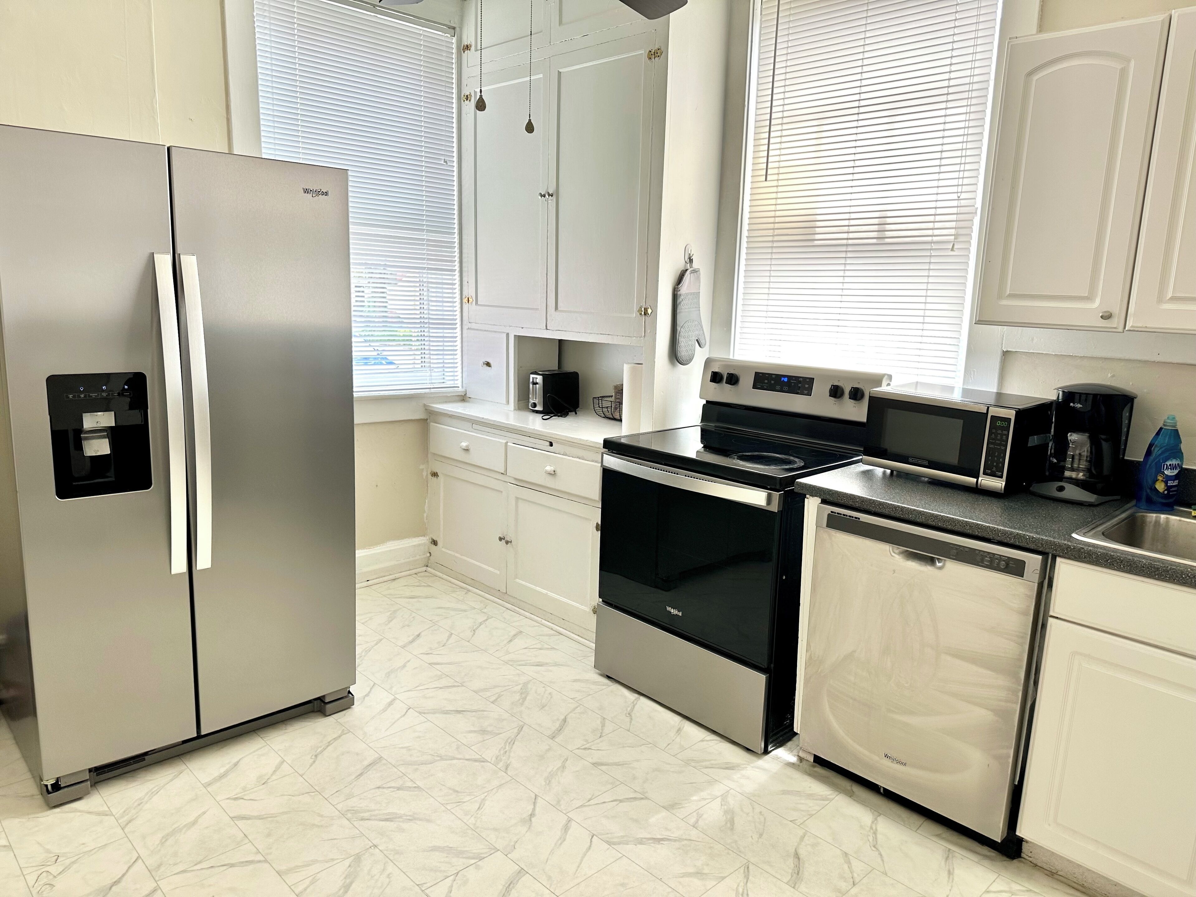 The Harrison C | KING 1BD/1BA Apt near Riverfront
