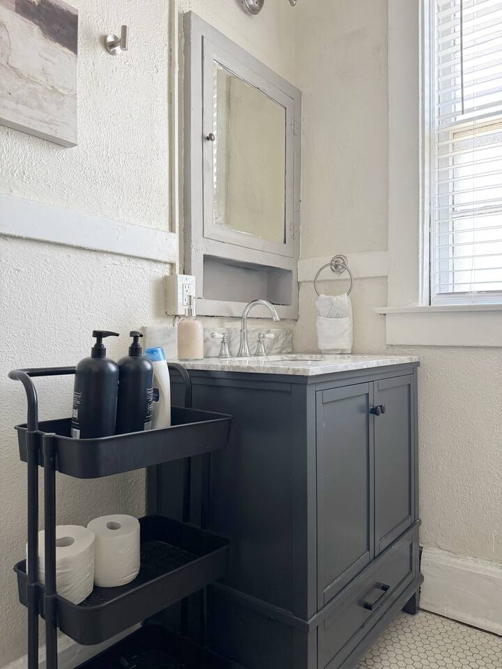 The Harrison C | KING 1BD/1BA Apt near Riverfront