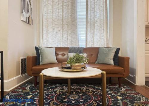 The Harrison C | KING 1BD/1BA Apt near Riverfront