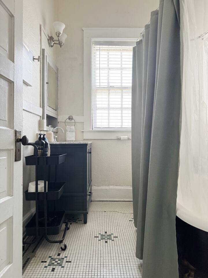 The Harrison C | KING 1BD/1BA Apt near Riverfront