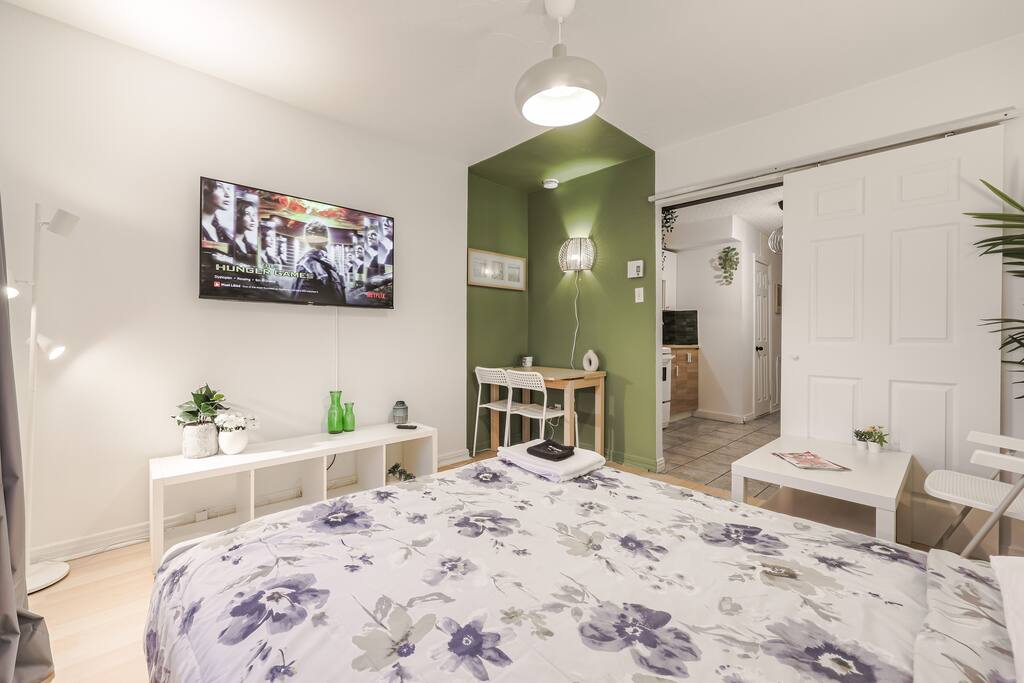 Free Parking | Sunlit Antique Studio - 19