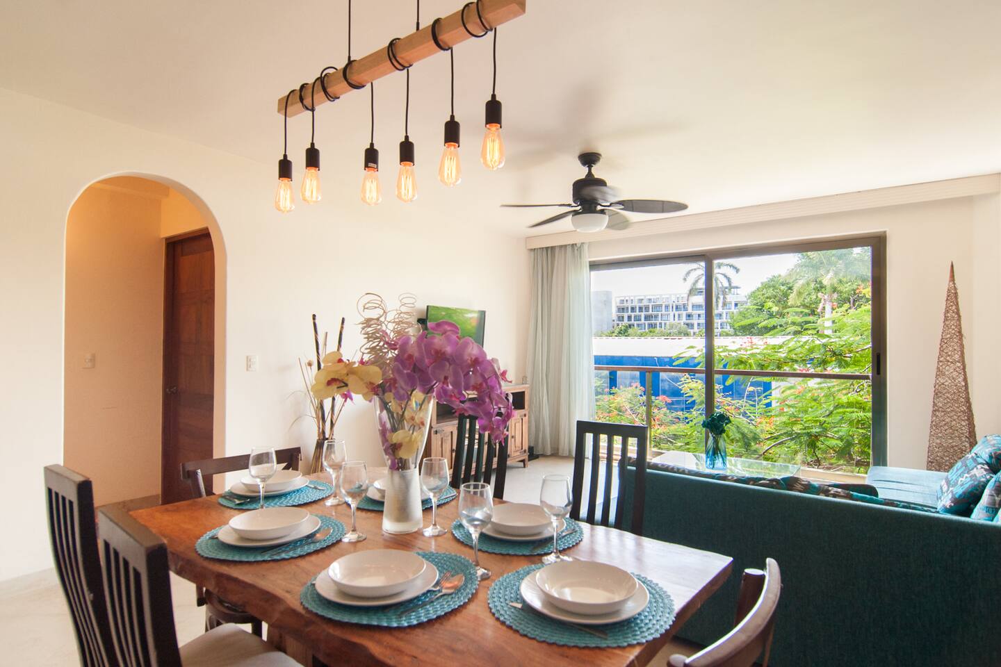 Spacious Family Retreat on 5th Ave steps to beach!