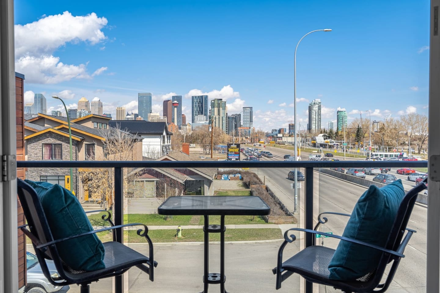 Modern 4BR Duplex Near Downtown 4th Street & Train