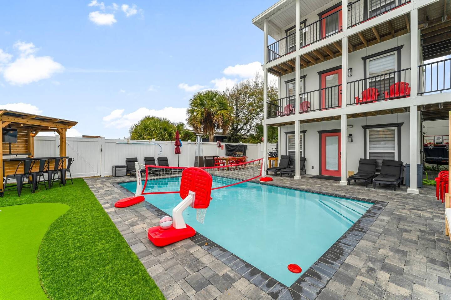 Dogs OK,Htd Pool,Games,Bar,Grill,Golf,Nr Bch,Slp11