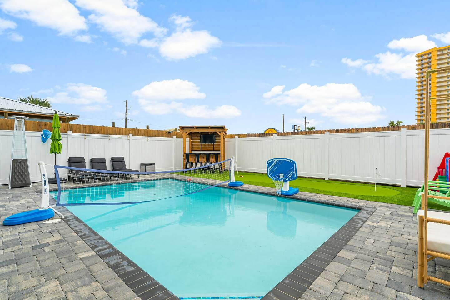 Dogs OK,Htd Pool,Games,Bar,Golf,Grill,Nr Bch,Slp11