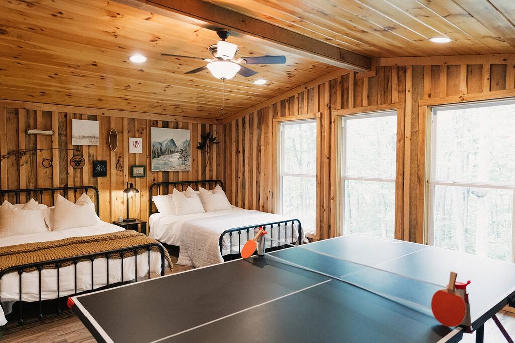 "The Lantern"  Woodsy Cabin Experience w/ HotTub