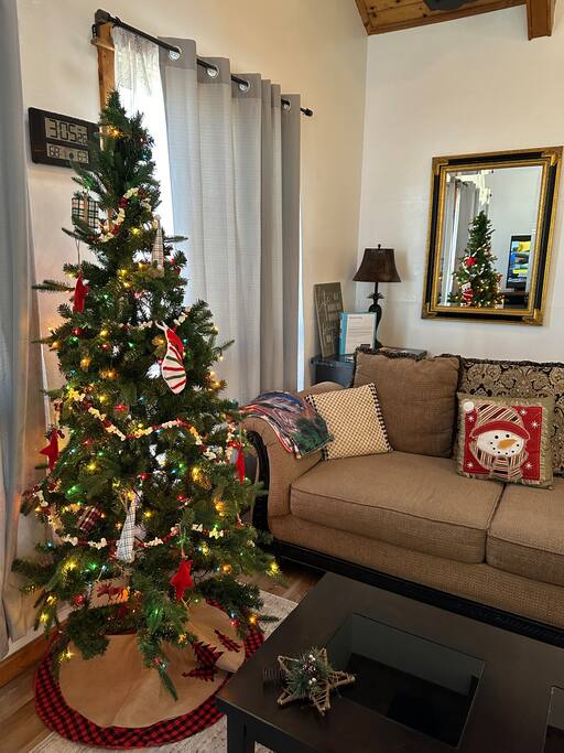 Relax in Comfort – Plush Beds & Fully Stocked Kitchen