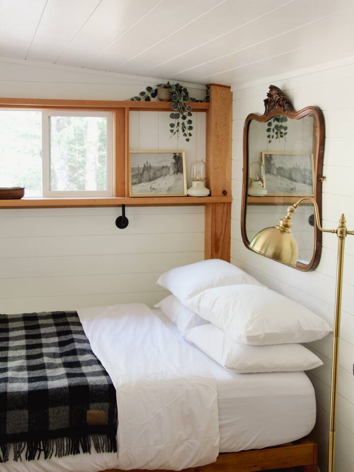 Tiny Cabin + SAUNA +In Maple Forest +15min to Town