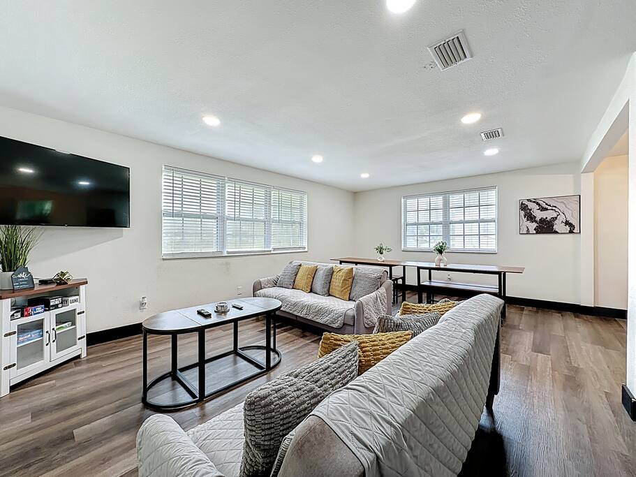 JAX Spacious 4-BR Home, 7 miles to TIAA Bank Field