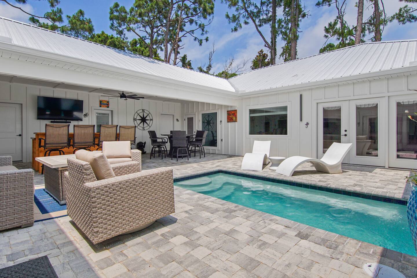 Luxury Group Oasis: 2 Villas, Secluded Pool, Sauna