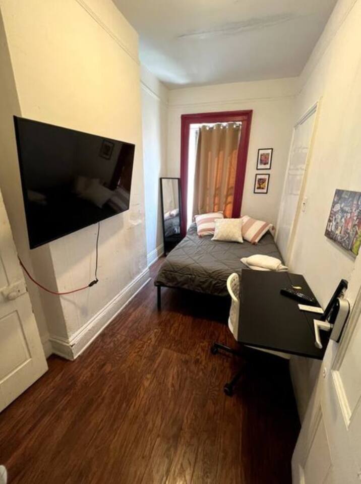 Midtown Cozy Street View Room