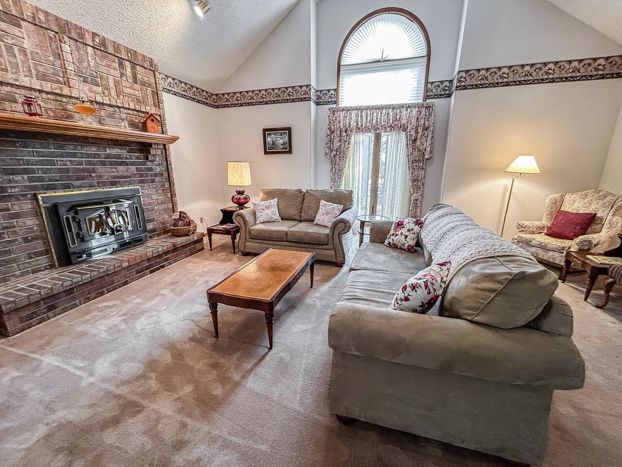 Majestic Oaks: Groups, AirHocky, Firepit, Cornhole