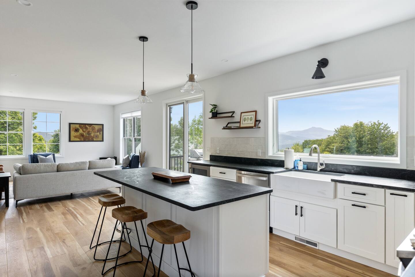 Centrally Located w/ easy access to Stowe and MRV