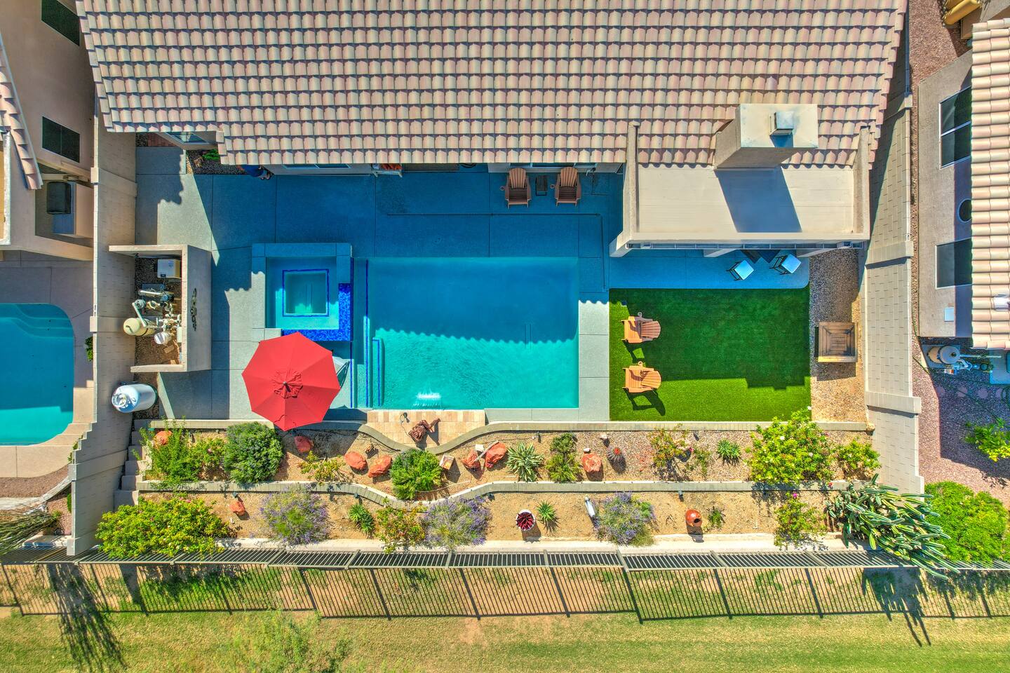 Beautiful 6 Bed Luxury Oasis with Heated Pool+Spa