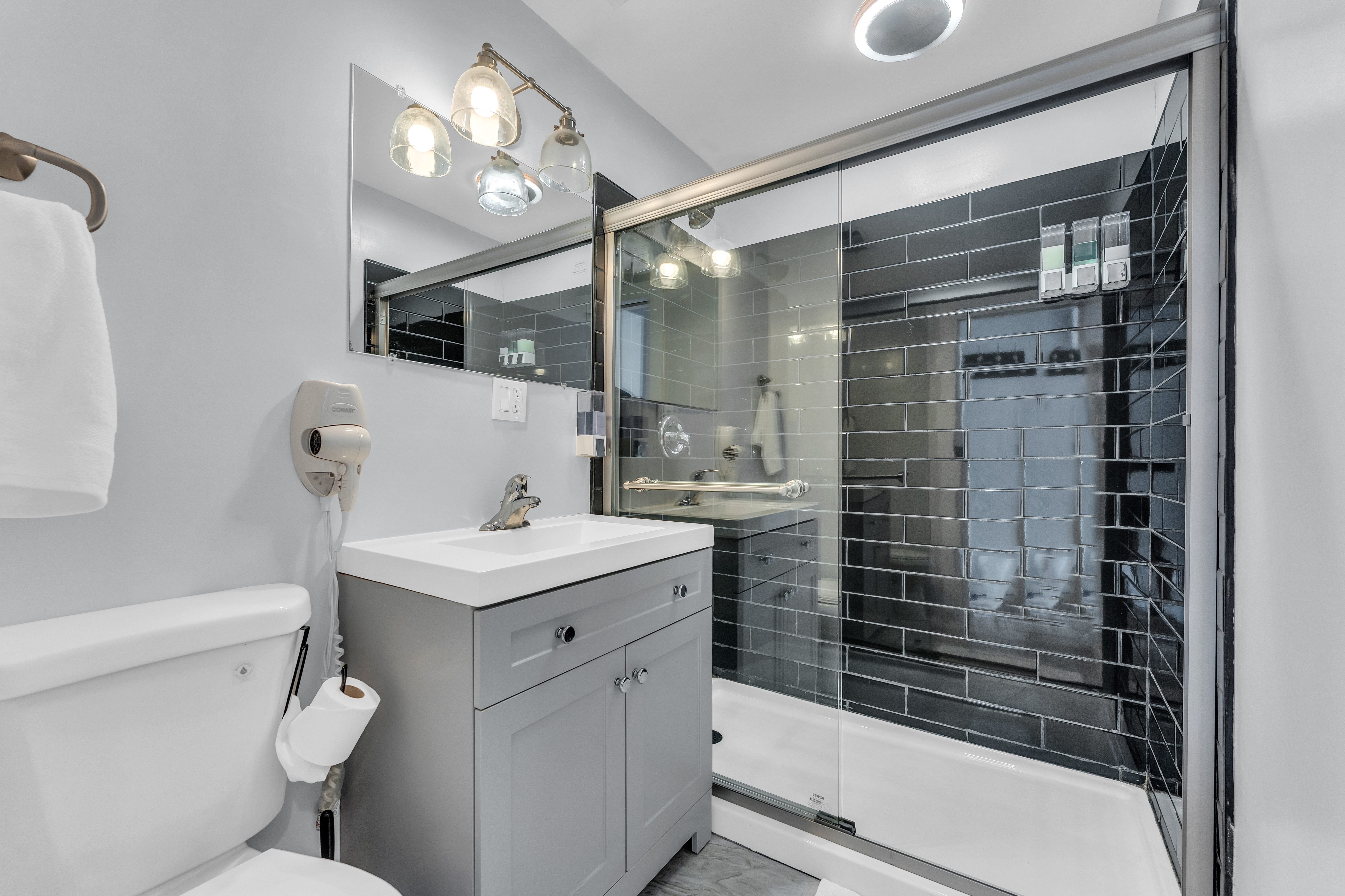 Private Bath - 10 min to city center  S4