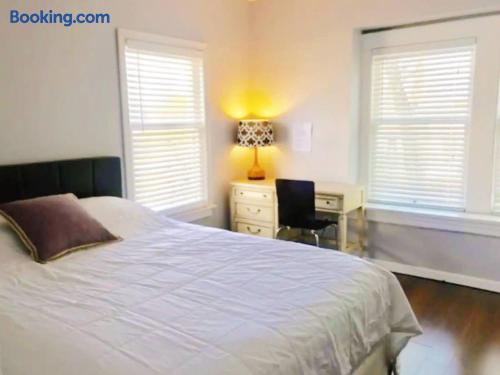 DeVi Lux Room | 10 Min Downtown 15 to Airport CLE - Holiday Home