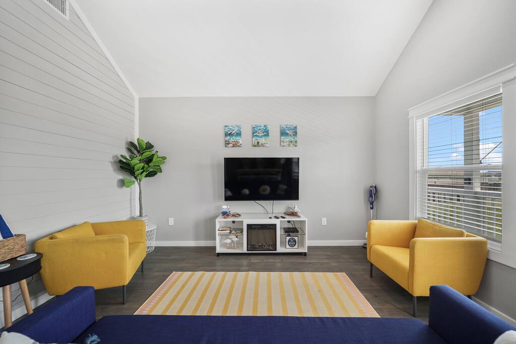 Gulf Views! Pets! 2 Master Suites! Community Pool!