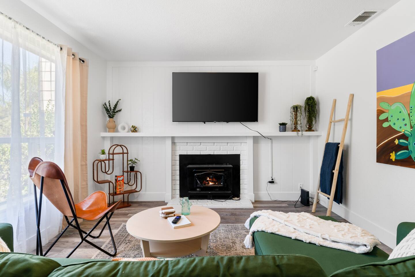 4-Bedroom Cactus-Themed Retreat with Plush Beds