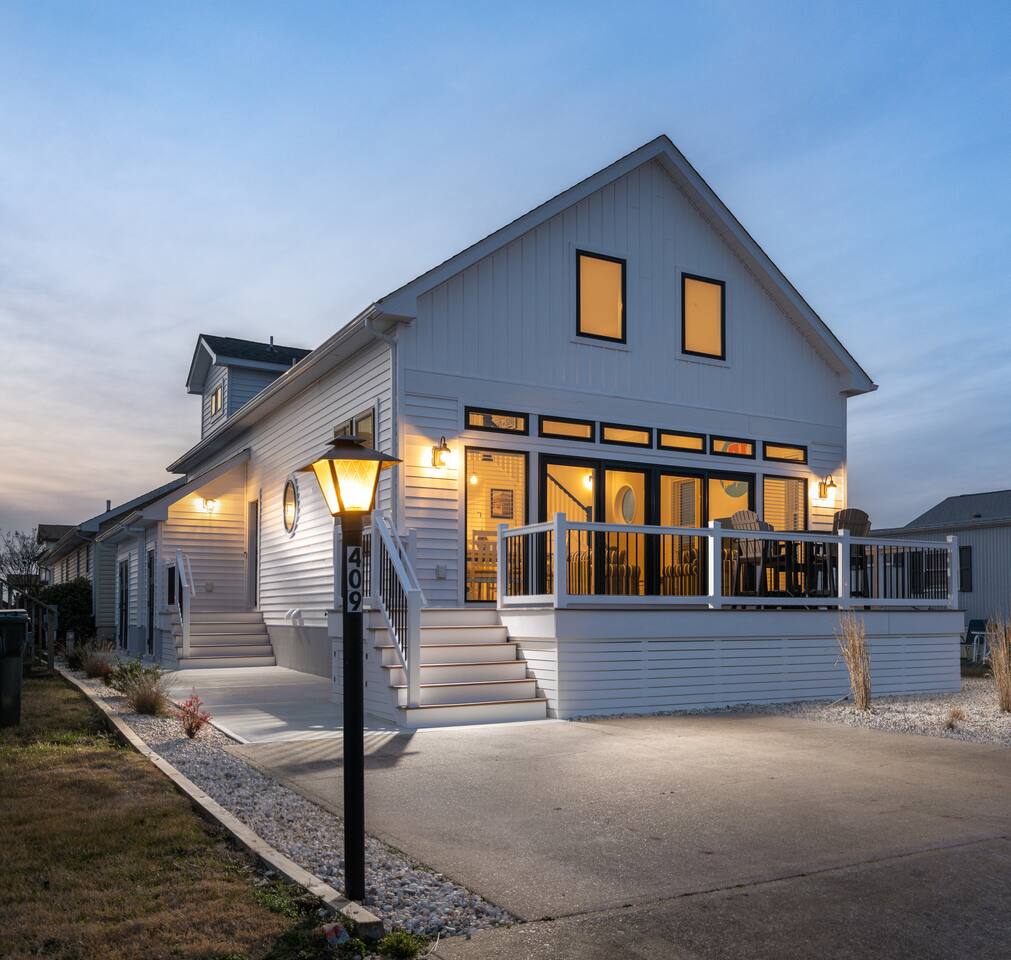 Upscale Family Home, Community Pool, Grill!