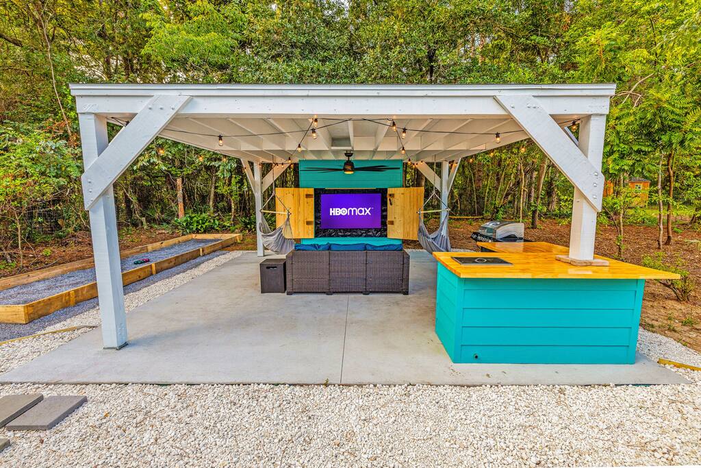 Beaufort Bungalow w/ Outdoor Entertainment Center