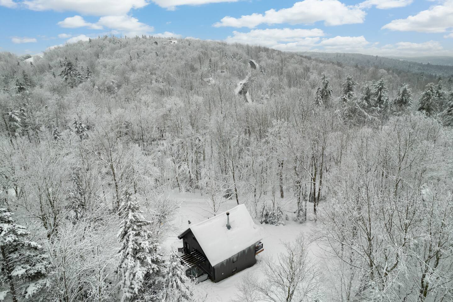 MountSnow 8 Min, HotTub, GameRoom, FirePit, DogsOk