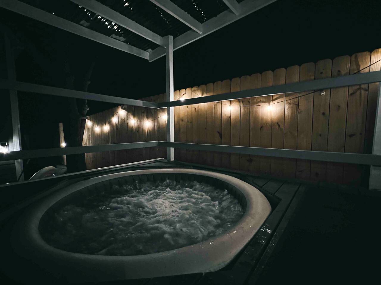 Sleeps 16 | Close to Uptown | Hot tub | Pets OK