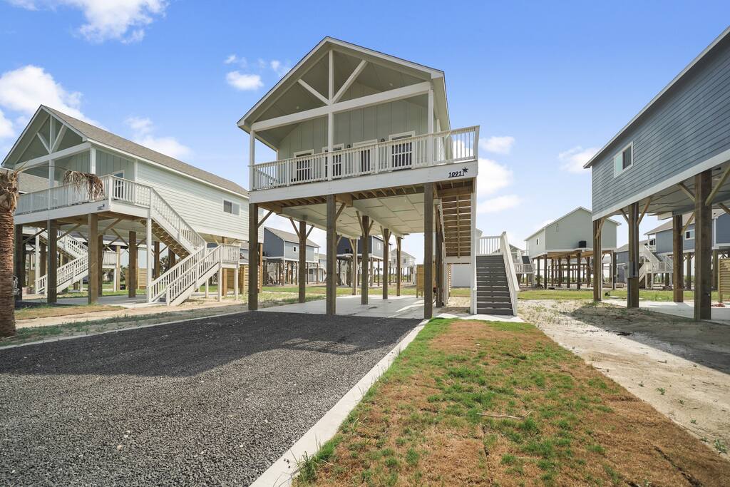 Ocean Views! Pets Welcome! Community Pool!