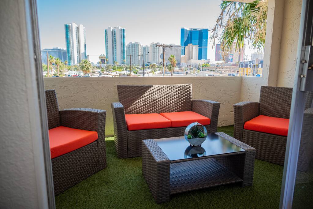 2BDR/2 BTH Suite at the Strip!