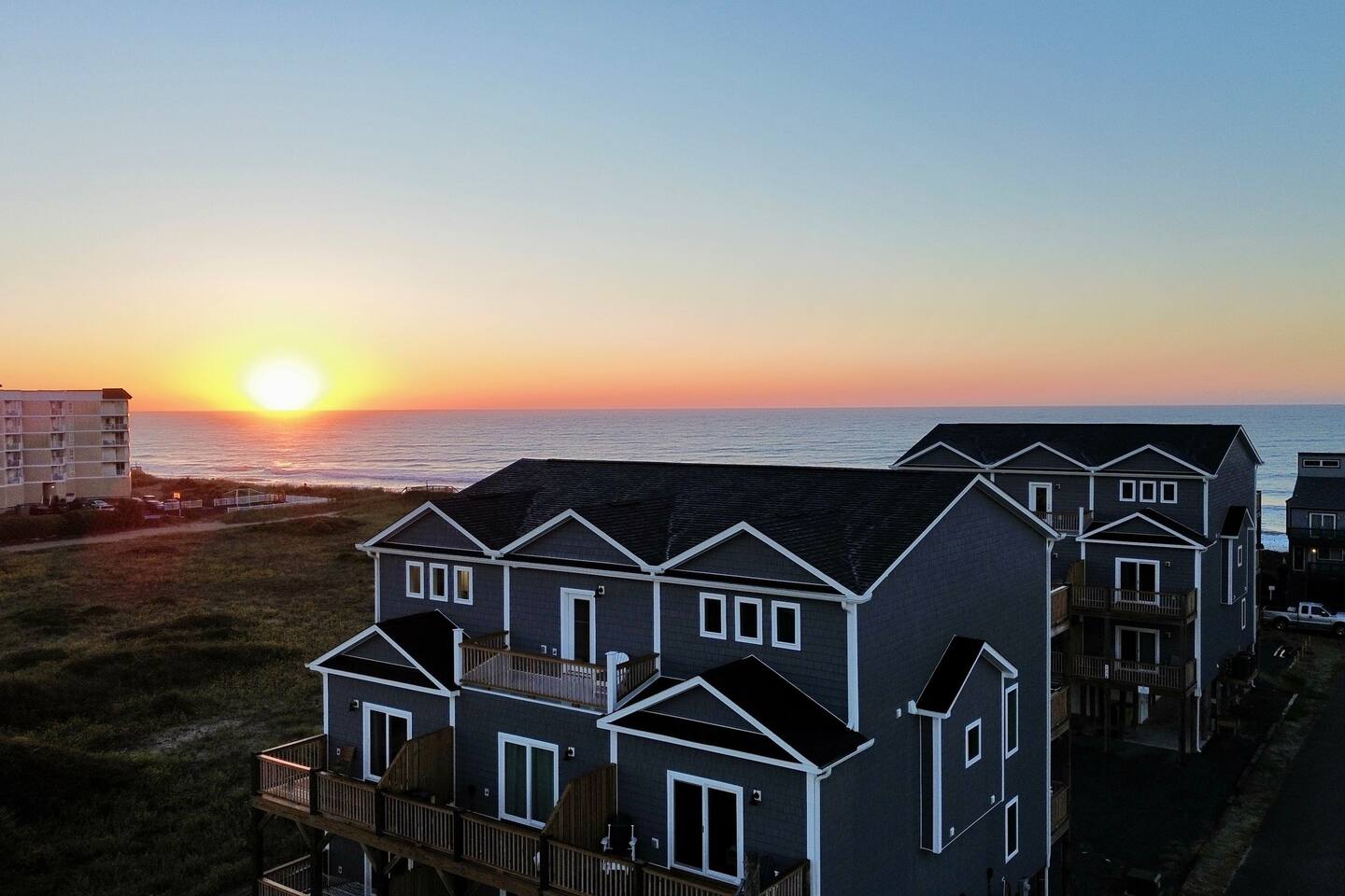 2 King Suites, Private Hot Tub & Ocean/Bay Views!