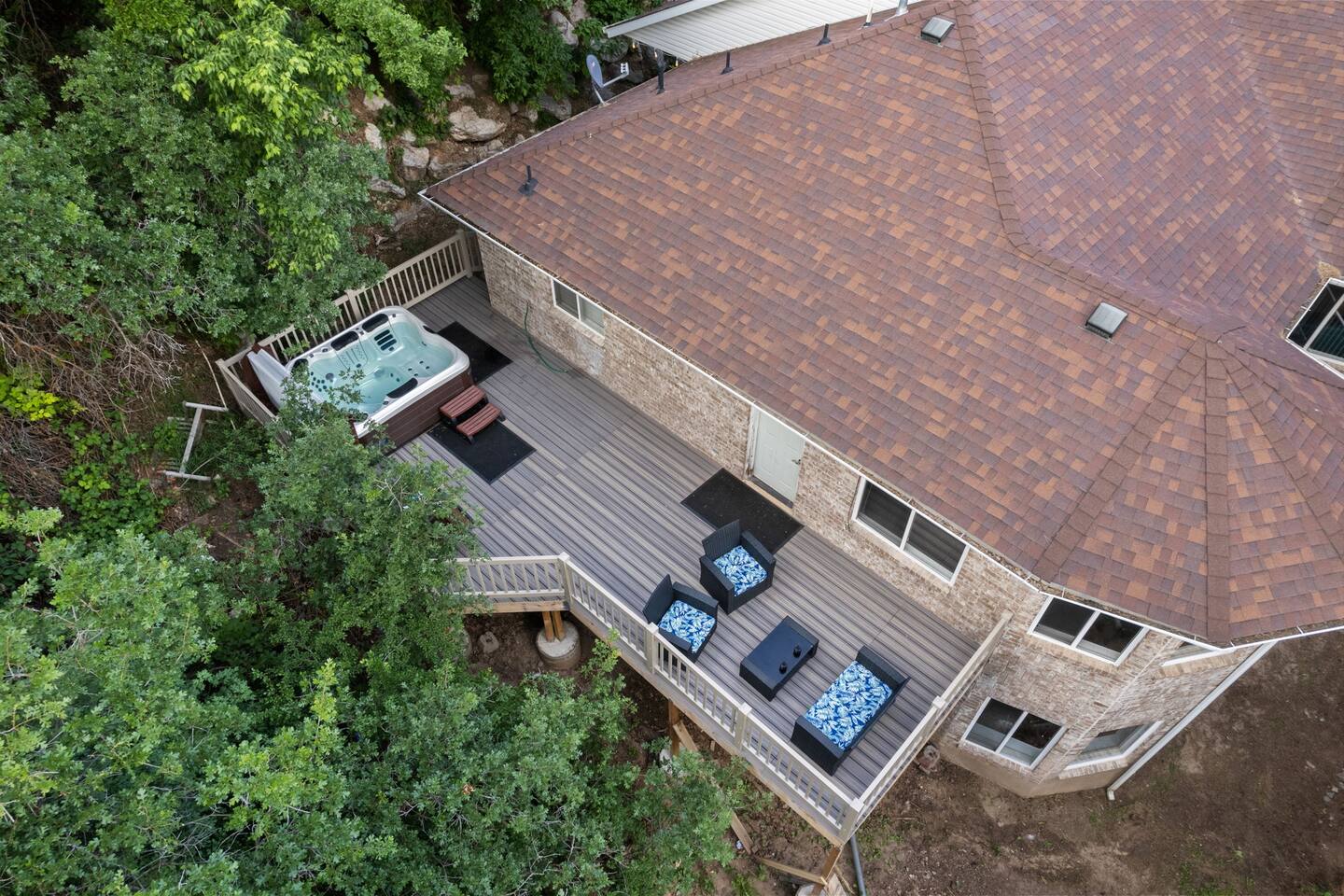 Spacious Mountain Hideaway 4 BD 3 BA W/ Hot Tub