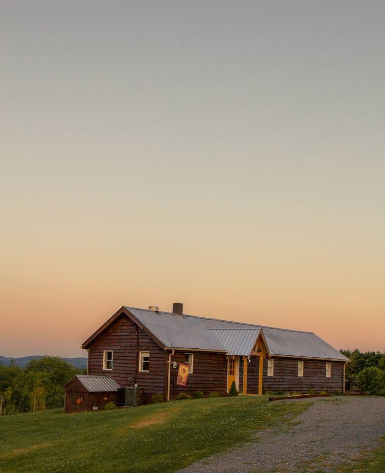 "Dairy Barn" - Breathtaking Sunsets, Close to I-77