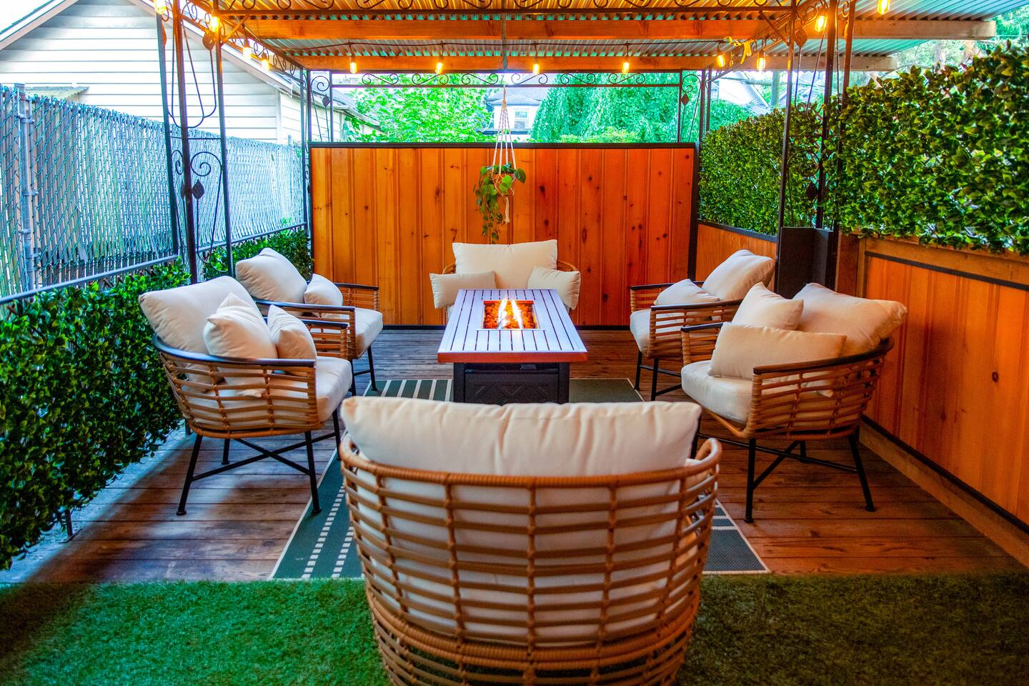 Cozy Bungalow| Commercial Drive| Steps To Skytrain