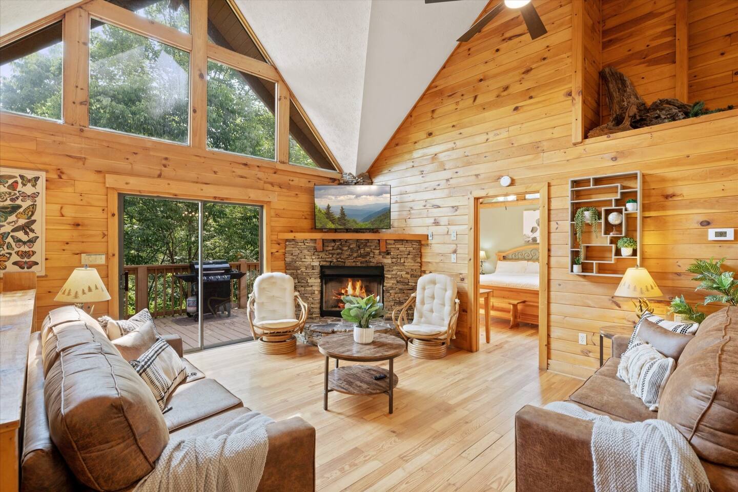 1mi to Parkway • Sleeps 13 • New Hot Tub • Updated