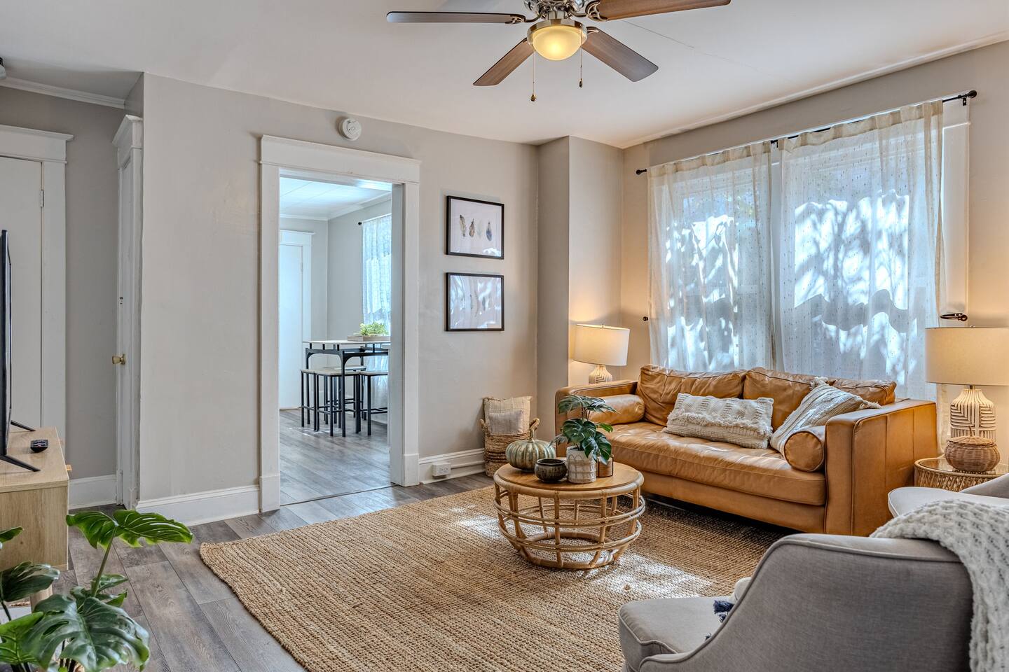 Quiet Stay + Huge Apt + Hot Tub + Dogs, Walkable