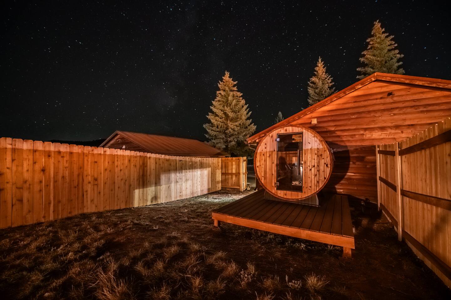 Barrel Sauna, Fire Pit, Views & Fenced Backyard
