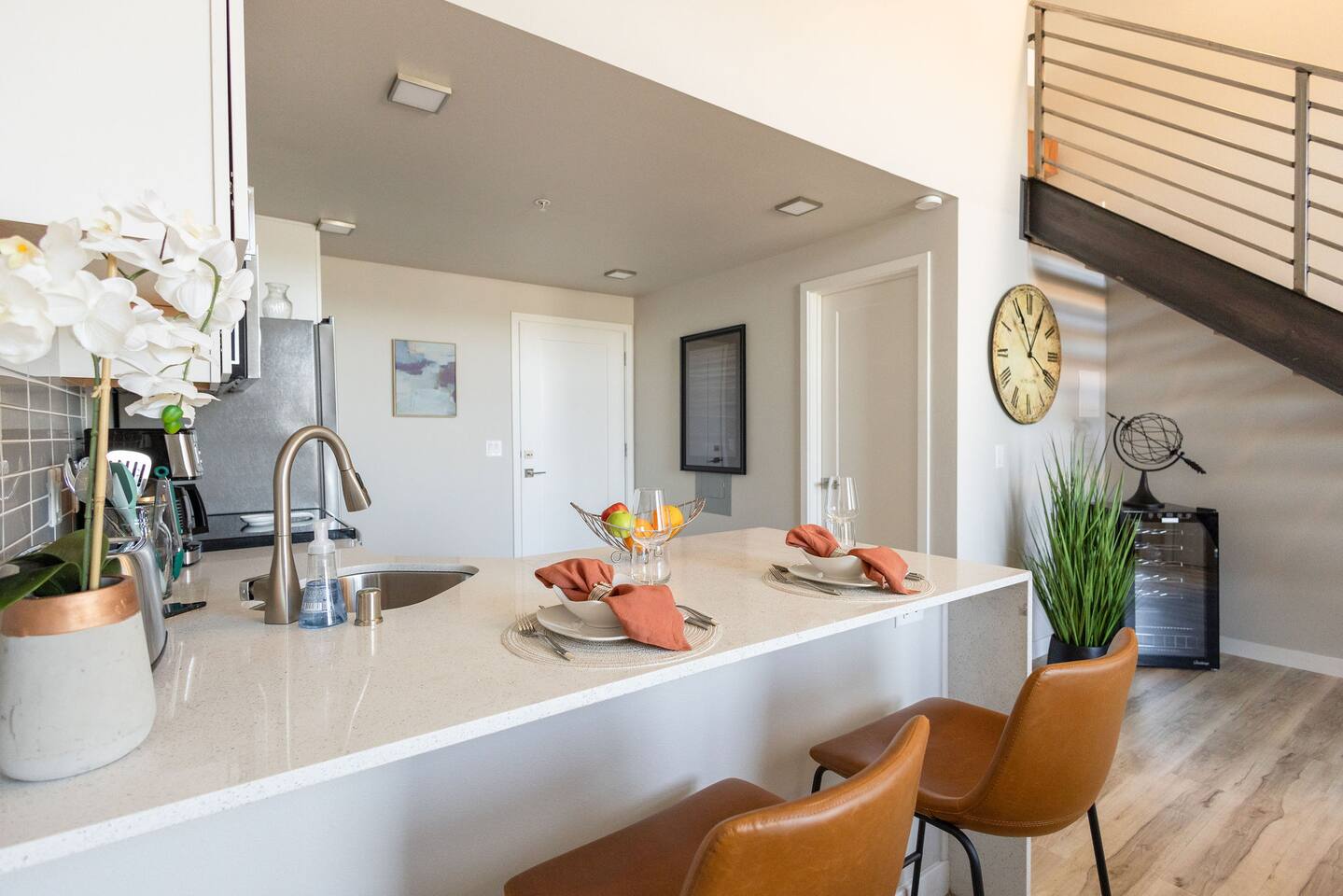 Chic Urban Loft, 95 WalkScore, Patio, Full Kitchen