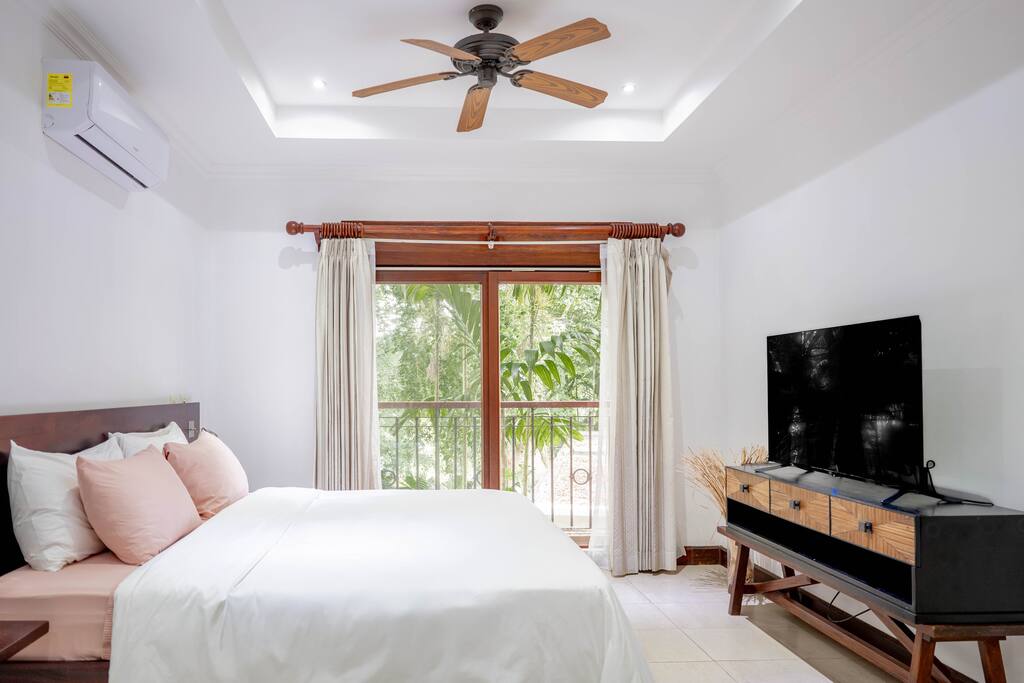 Tropical Garden Apt w/ Private Beach Access & Pool