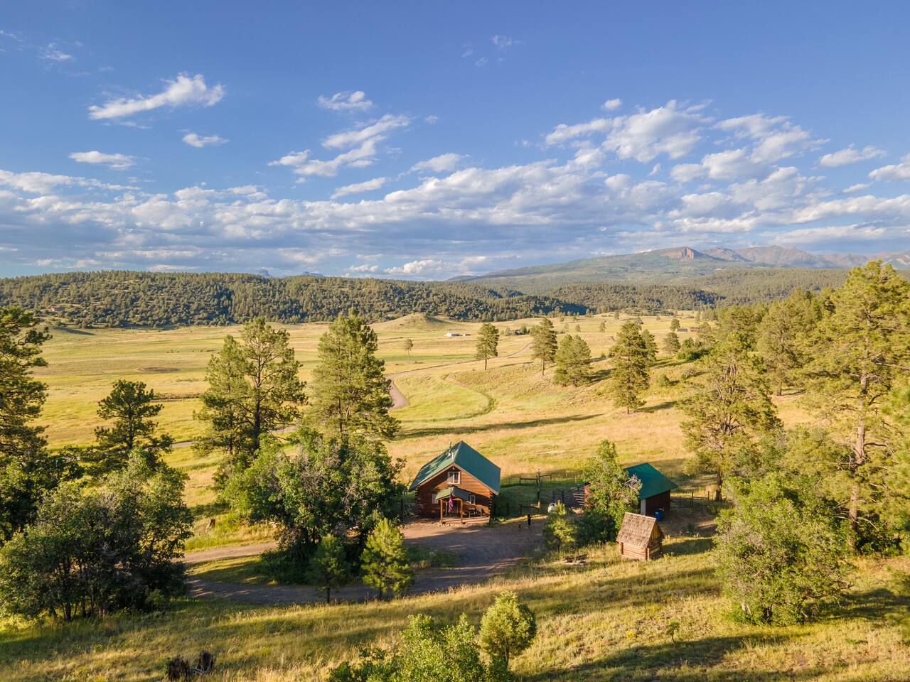 Lux Hot Tub Cabin. VIEWS! 35 Acres! Hiking Trails!