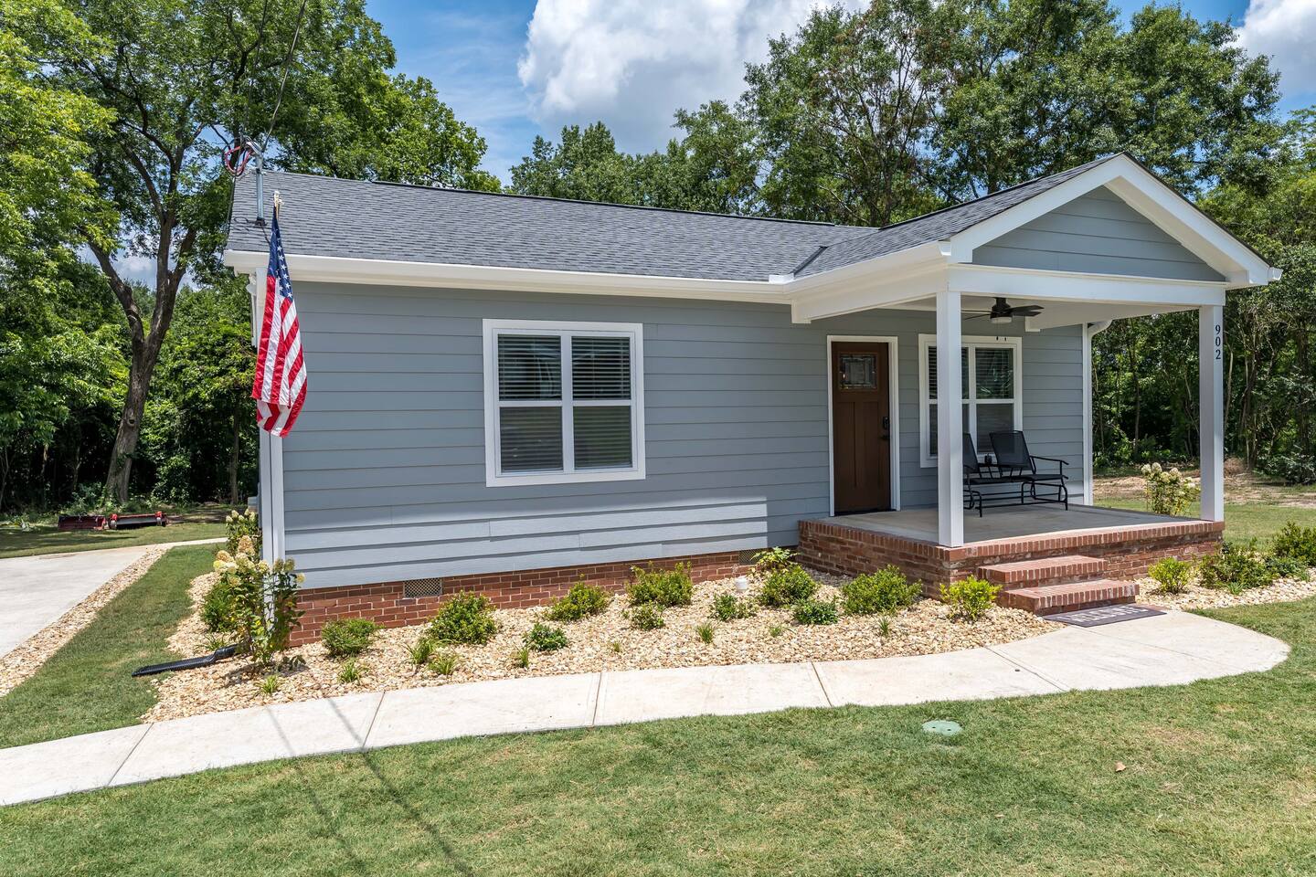 Southern Comfort Bungalow~ Cozy, Central, Charming