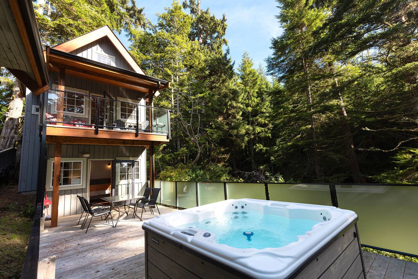 Captain's Quarters • Hot Tub | Beachfront | Spacious Cabin w/ Views!