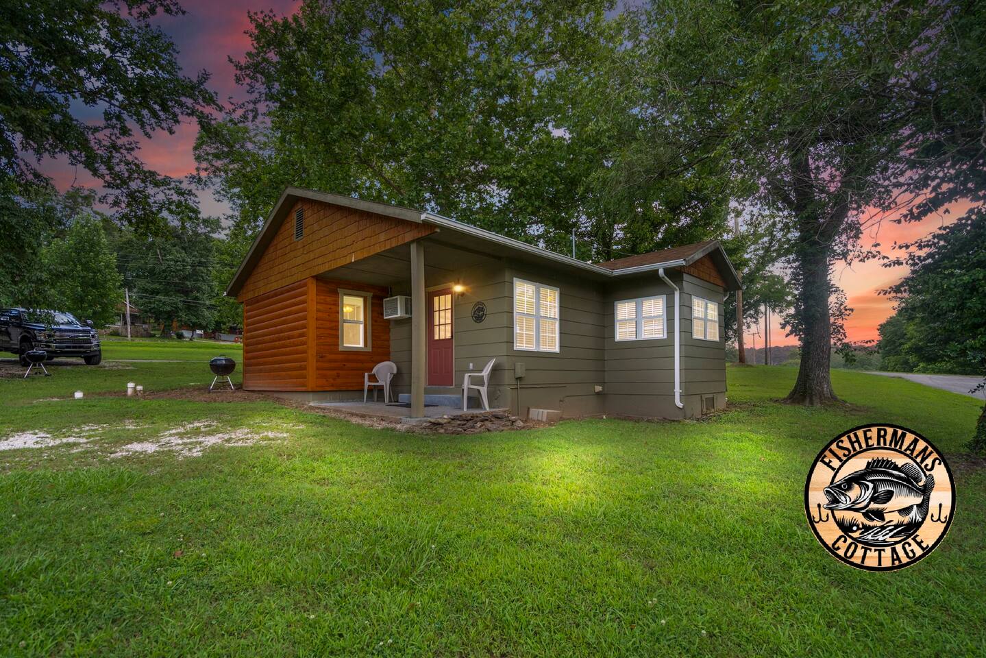 Lakeside Retreat - Romantic Cabin - Resort Pool, Dock, Fire Pit!