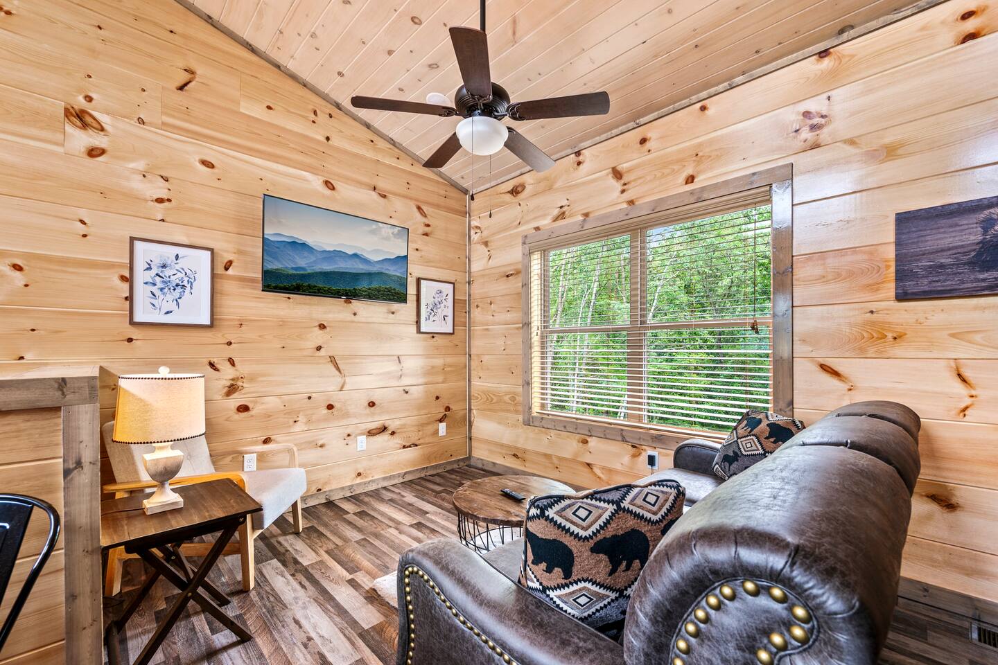 NEW, 2 bed, Dollywod & PF Cabin!