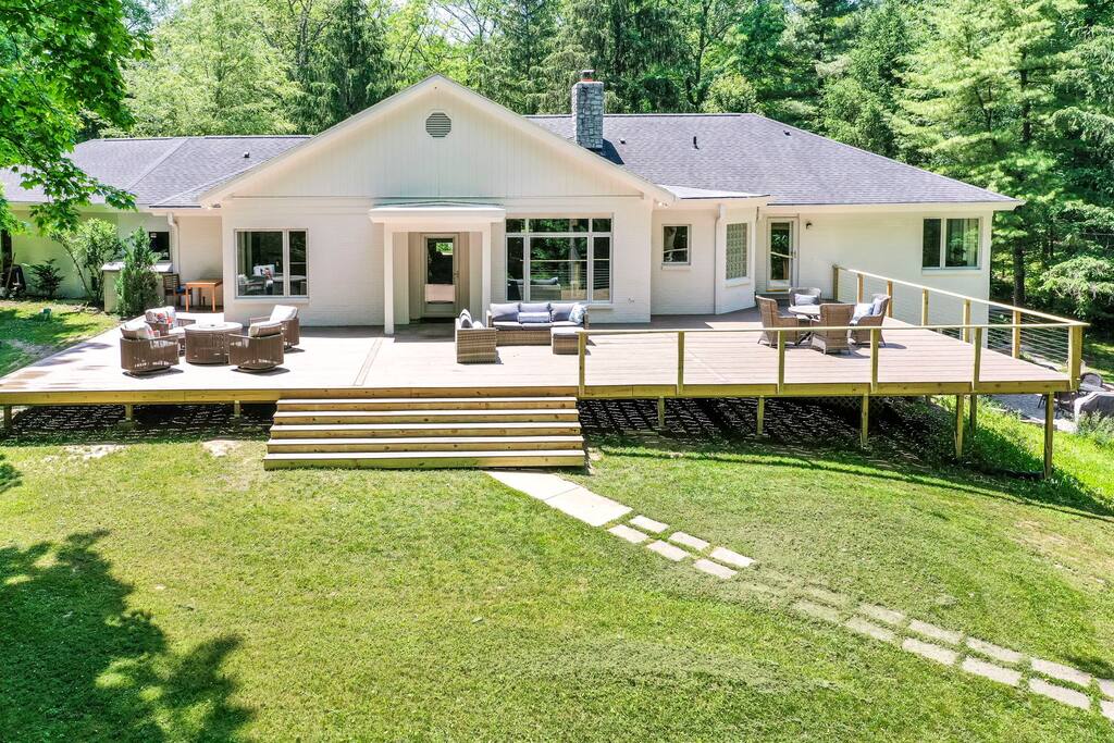Modern farmhouse in the Woods
