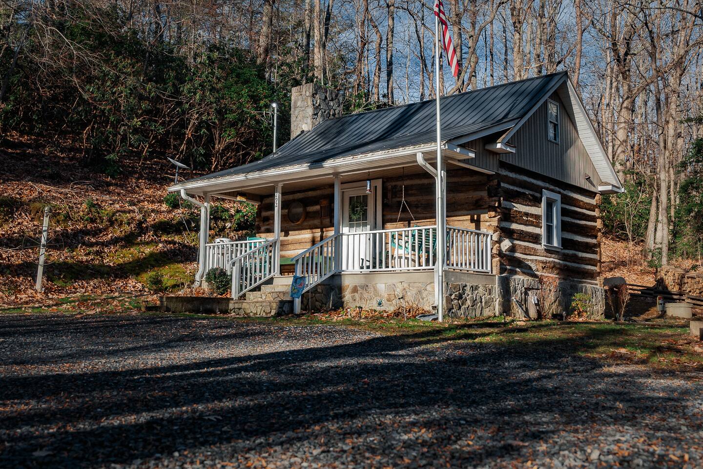 "Creekside Cabin" - Rustic Getaway w/ Hot Tub