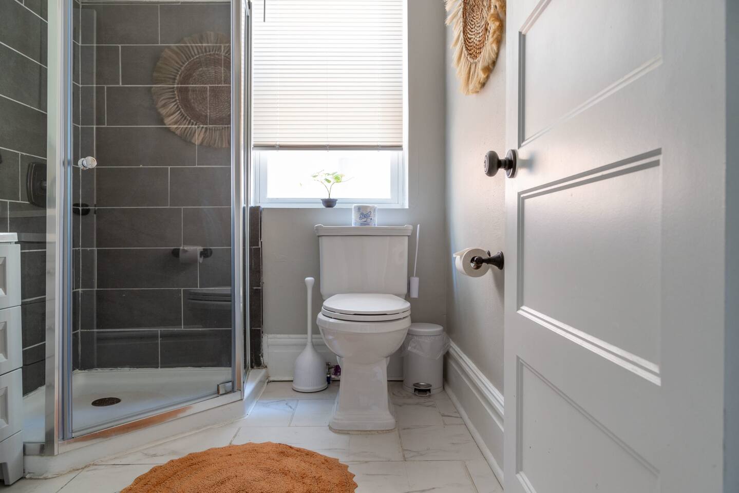 Full-size bathroom #4